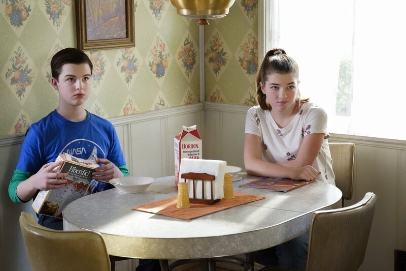 Sheldon Cooper (Ian Armitage, l.); Missy Cooper (Raegan Revord, r.) – Bild: ORF/​PRO7/​Warner/​Bill Inoshita