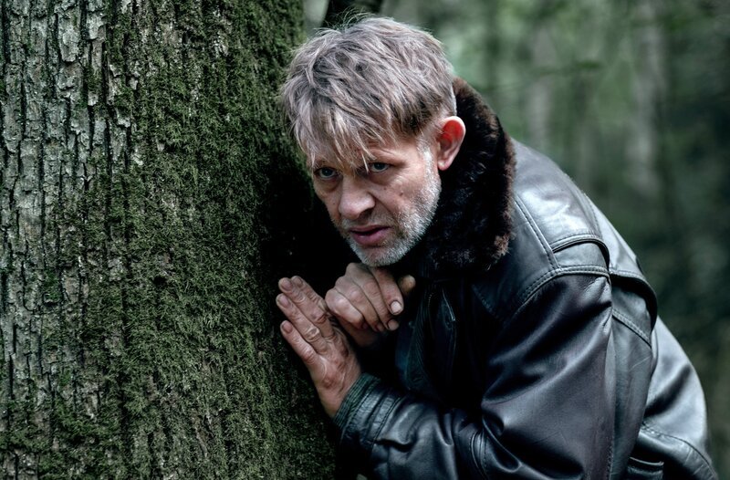 Im Wald untergetaucht: Lars Diener (Marcus Signer). – Bild: ARD Degeto/​SRF/​Sava Hlavacek