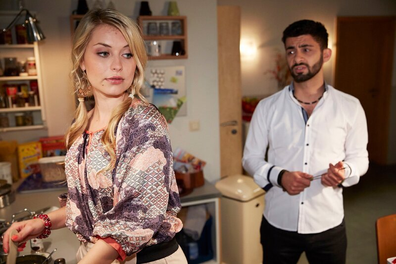 Can (Volkan Isbert) verspricht Susi (Sarah Thonig), sich beim bevorstehenden Pärchenabend mit Katja und Daniel um Harmonie zu bemühen. – Bild: RTL