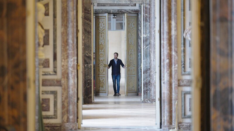 Mirko Drotschmann am Eingang zum „Grand Appartement du Roi“ in Versailles. – Bild: ZDF und Elena Nenkova