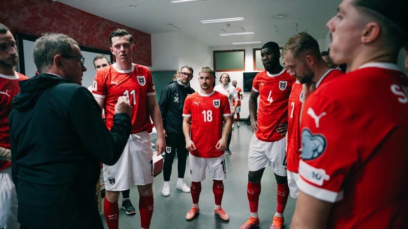 Marko Arnautović, Teamchef Ralf Rangnick, Michael Gregoritsch, Romano Schmid, Kevin Danso, Konrad Laimer, Marcel Sabitzer. – Bild: ORF/​CANAL+/​ÖFB/​WEST4MEDIA Filmproduktions GmbH