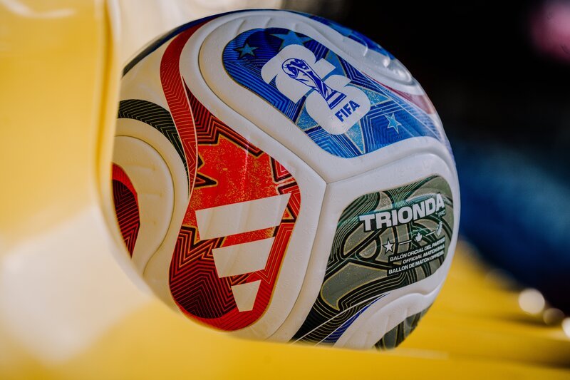 Der "FIFA WORLD CUP 26™ TRIONDA PRO BALL" – Bild: ServusTV /​ Manuel Seeger
