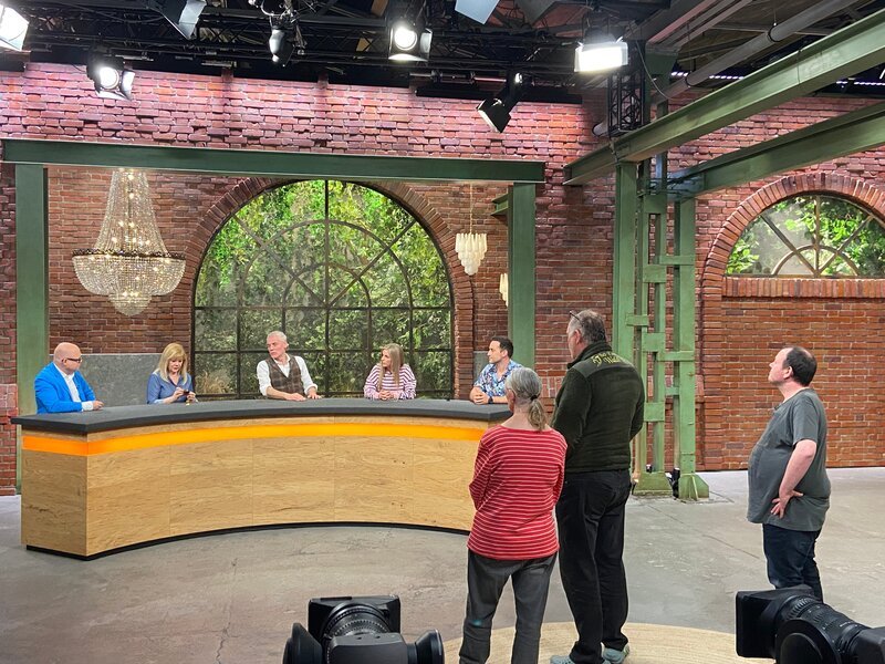 Waldi macht Schichtwechsel mit Moni und Ben. Von links: Benjamin Leo, Elke Velten-Tönnies, Christian Vechtel, Liza Kielon, David Suppes, Moni, Walter Lehnertz und Ben – Bild: Warner Bros. Deutschland /​ ZDF