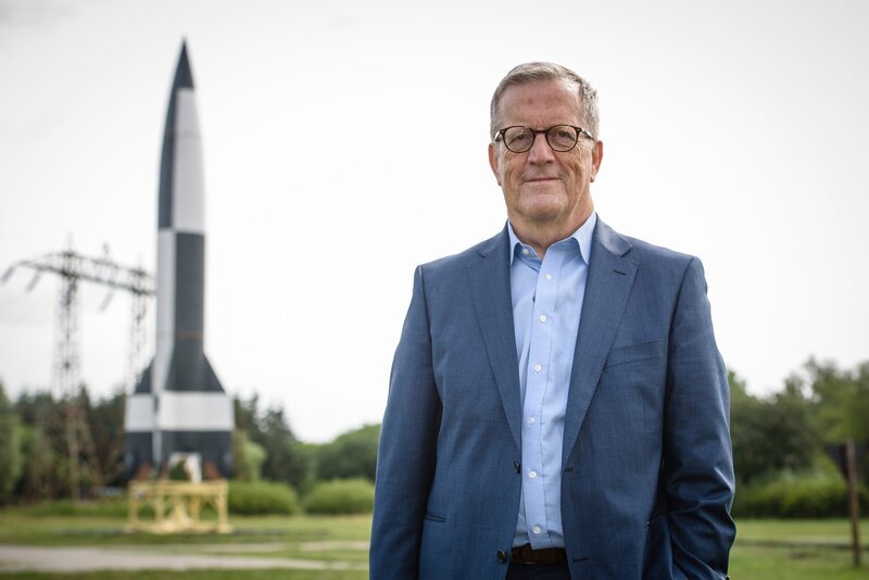 Christoph von Braun poses on set during the shooting at the Schorfheide for the new local production ‚Wigald & Fritz – Die Geschichtsjaeger‘ by the German TV channel HISTORY. – Bild: Getty Images /​ HISTORY