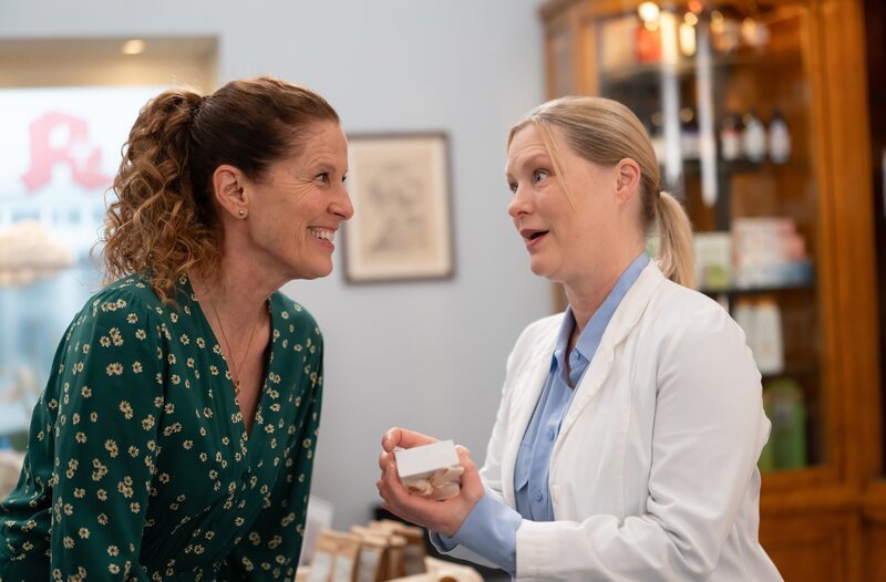 Vera (Sybille Waury, rechts) erzählt Annalena (Heidrun Gärtner, links) freudig, dass sie sich darauf freut, Gregor zu fragen, ob er bei ihr einziehen will. Weiteres Bildmaterial finden Sie unter www.br-foto.de. – Bild: BR/​Ewa Wiese