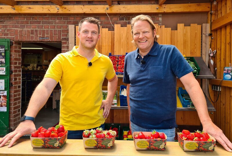 Sommer, Sonner, Sortenkunde. Auf dem Hof von Volker Feiser (l.) lernt Björn Freitag (r.) Erdbeersorten und ihre Unterschiede kennen. – Bild: WDR/​solis TV/​Anne Kabacinski /​ WDR Kommunikation/​Redaktion Bild