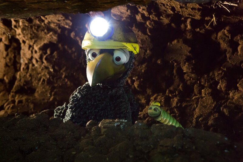 Rudi (Lennart Morgenstern) und Lotti (Heide Evers) fragen sich, ob sie sich im dunklen Tunnel verirrt haben. – Bild: Zia Ziarno /​ ZDF