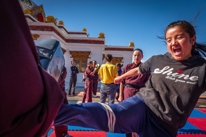 Drukpa Nonnen und die Mädchen beim Kung-Fu training. – Bild: Stephan Mussil /​ Alexander W. Rauscher /​ BR /​ ORF