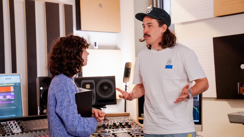 Carmen trifft die Band „Folkshilfe“ im Tonstudio. – Bild: ORF/​JewelLabs Pictures