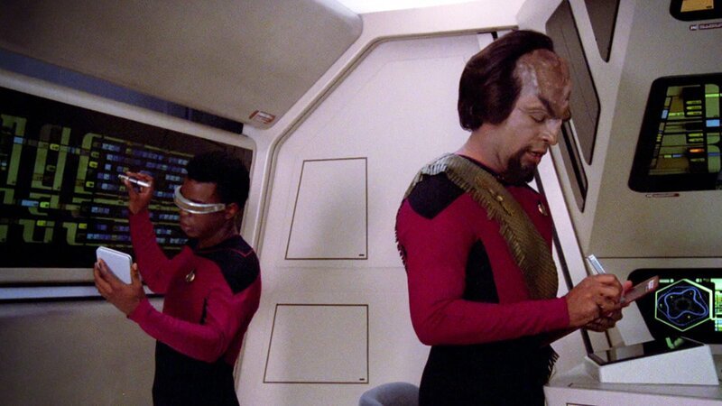Geordi La Forge (LeVar Burton, l.) und Lt. Worf (Michael Dorn, r.) – Bild: Tele 5