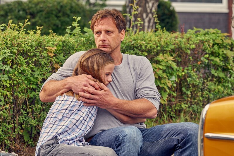 Stefan Vollmer (Hendrik Duryn) baut eine vertraute Beziehung zu Paula (Emily Lowin) auf. – Bild: RTL /​ Frank Dicks