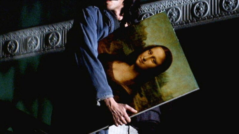Eine Person hält das berühmte Gemälde von Leonardo da Vinci, die Mona Lisa, in den Händen. – Bild: uklibscre /​ THE HISTORY CHANNEL /​ A+E Global Media