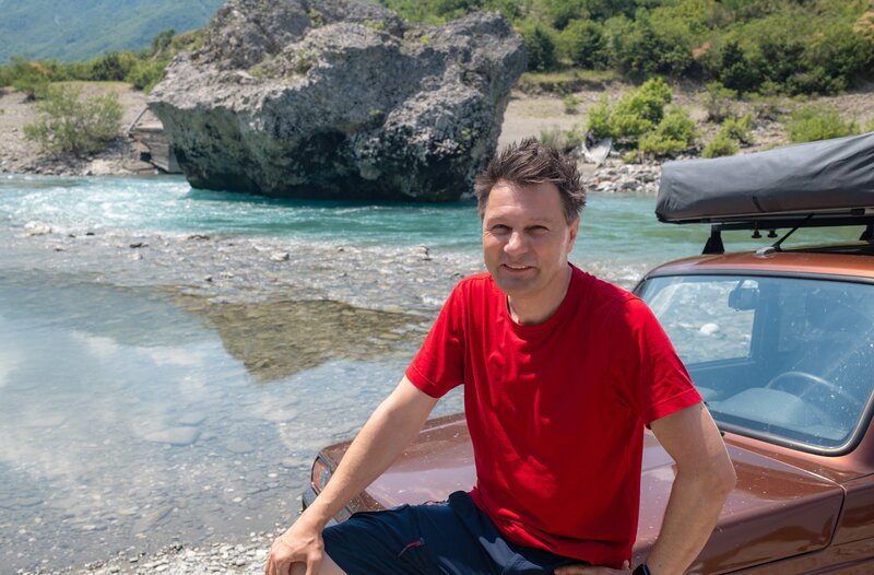 Moderator André Gatzke begibt sich auf einen Roadtrip durch den Süden: zwischen schroffen Bergen, azurblauer Riviera und einem der letzten Wildflüsse Europas. Dies mit Auto und Dachzelt. – Bild: WDR/​Carolin Wagner/​WDR Kommunikation/​Redaktion Bild