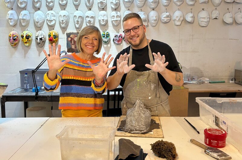 Annette Krause (SWR-Moderatorin, links) in der Werkstatt von Larven-Macher Dorian Weber (rechts); Thema: Basel, per Zug. – Bild: SWR