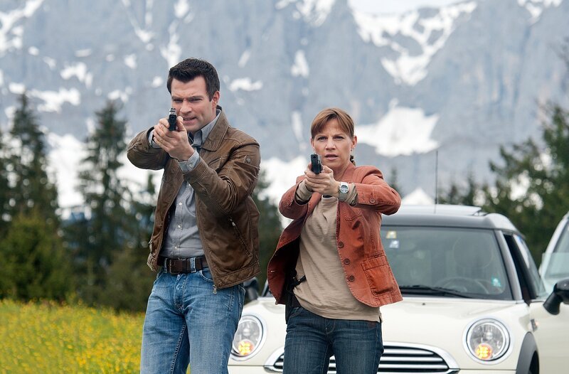Lukas Roither (Jakob Seeböck) und Karin Kofler (Kristina Sprenger) im Einsatz. – Bild: ORF 1
