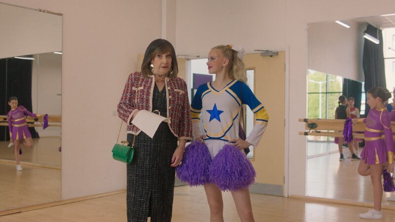 Tante Fidelma freut sich auf Aoifes Cheerleading-Auftritt. – Bild: NDR/​BBC/​Look At That!