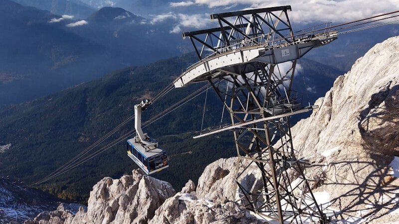 Über atemberaubende Felswände gleitet die Gondel von Ehrwald hinauf auf die Zugspitze. – Bild: Landesstudio Tirol /​ ORF