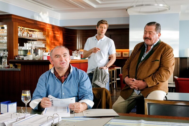 Maximilian Volkert (Sigi Zimmerschied, l.) gibt den Kommissaren Korbinian Hofer (Josef Hannesschläger, re.) und Sven Hansen (Igor Jeftic, m.) Auskunft über den Ermordeten. – Bild: ORF