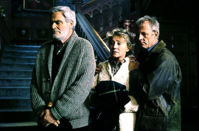 Der Laird von Benchoile ist tot. Betroffen stehen sein Bruder Roddy (Karl Heinz Vosgerau) und das Verwalterehepaar (Antje Hagen, Rolf Becker) am Totenlager. – Bild: ORF