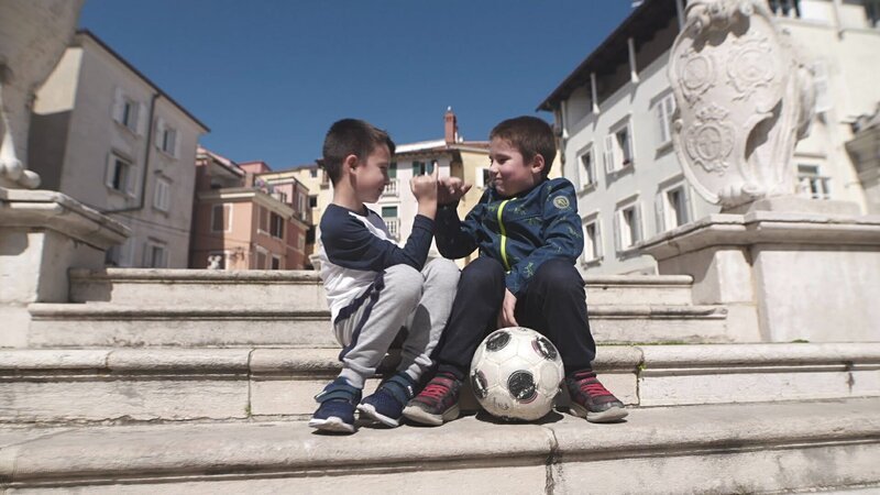 Elmin (7 Jahre, links) und Erik (6 Jahre, rechts) sind beste Freunde. Nach der Schule spielen sie am liebsten zusammen Fußball. Sie filmen ihre neusten Tricks und schießen Tore in den Trikots ihrer Lieblingsspieler. – Bild: ZDF/​RTV SLO