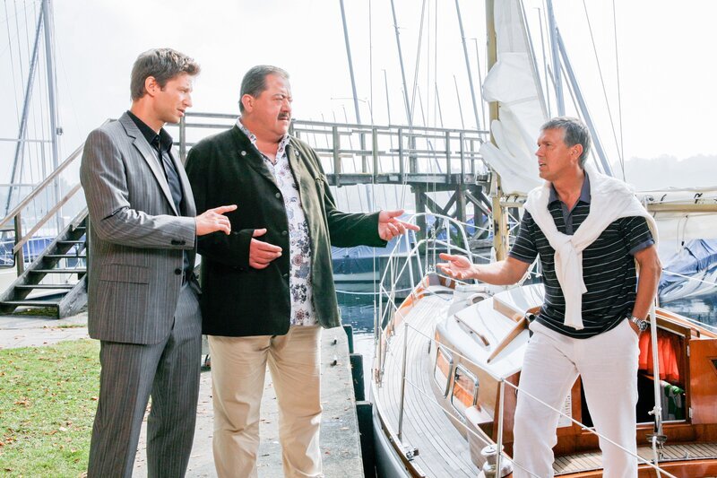 Die Kommissare Korbinian Hofer (Joseph Hannesschläger, m.) und Sven Hansen (Igor Jeftic, l.) konfrontieren Dietmar Kolle (Klaus Zmorek, r.) mit dem Mordfall. – Bild: ORF 2