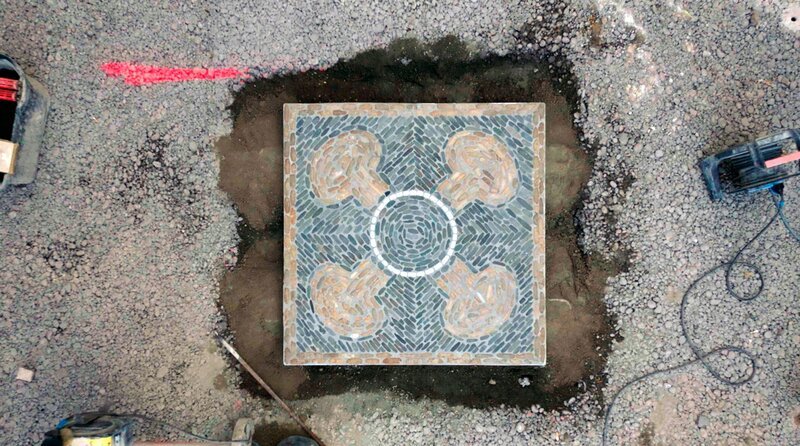 Das Pflastermosaik wird in Freiburg eingesetzt. – Bild: SWR/​Eikon Film GmbH/​Feline Gerhardt