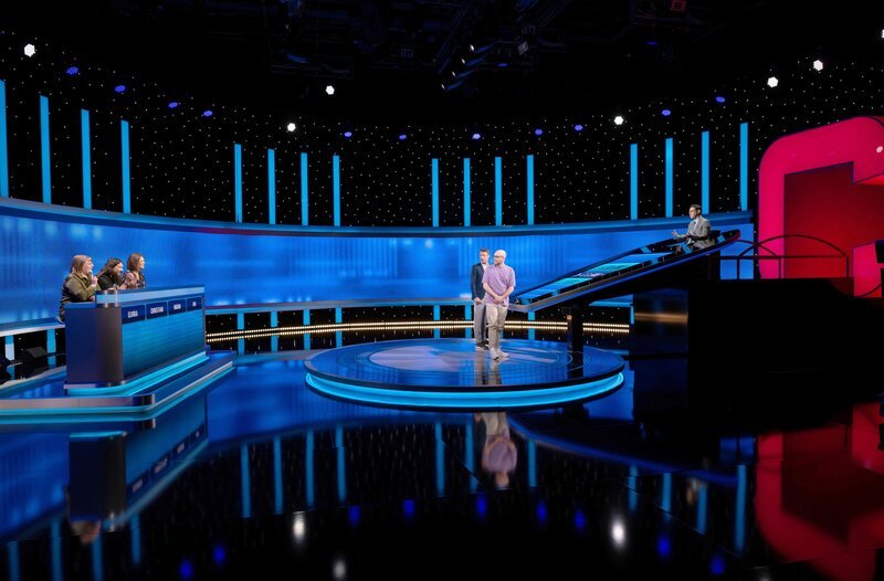 Moderator Alexander Bommes (M.l.) mit den Kandidat:innen Jan Marschke (M.r.), Elvira Petter (l.), Christian Krause (2.v.l.) und Ingrid Leonhardt (l.). Sowie dem Jäger Sebastian Jacoby (r.). – Bild: ARD/​Markus Hertrich