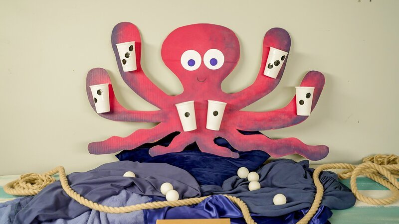 Ein Meer aus Ping Pong Bällen; Spielbeschreibung: „Auf den Kraken, fertig los!“ – Bild: ORF/​Tower10