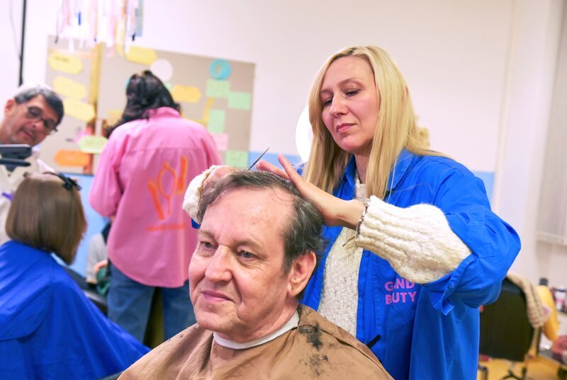 Die gelernte Friseurin Iryina floh mit ihren Kindern vor dem Krieg aus der Ukraine. Im „Grand Beauty Salon“ fand sie einen Job – und neue Kontakte. – Bild: MDR/​Jan Siegmeier