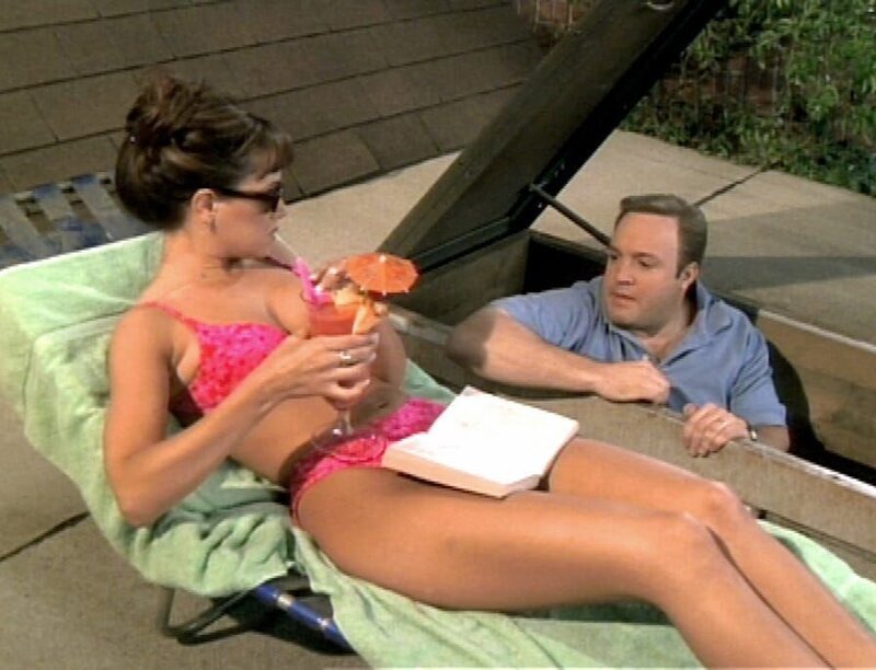 Nachdem Carrie (Leah Remini) keinen Urlaub in einer netten kleinen Ferienwohnung im Nirgendwo machen kann, versucht sie das Beste von Zuhause aus. Doug (Kevin James) spielt ihre Bedienung … – Bild: RTL II