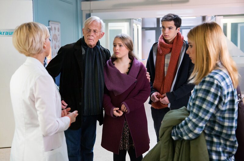 Dr. Kathrin Globisch (Andrea Kathrin Loewig, li.) Otto (Rolf Becker, 2.v.li), Lisa (Ella Zirzow, 3.v.li.) und Jonas (Anthony Petrifke, 4.v.li.) sagen, dass Jakob in Lebensgefahr schwebt. Sein transplantiertes Herz hat sich durch eine verschleppte Erkältung entzündet. Eva Bühlig (Anna Hausburg, re.) ist frisch verliebt in Jakob und wusste nicht, dass Jakob ein Spenderherz hat. – Bild: MDR/​Saxonia Media/​Andreas Wünschirs