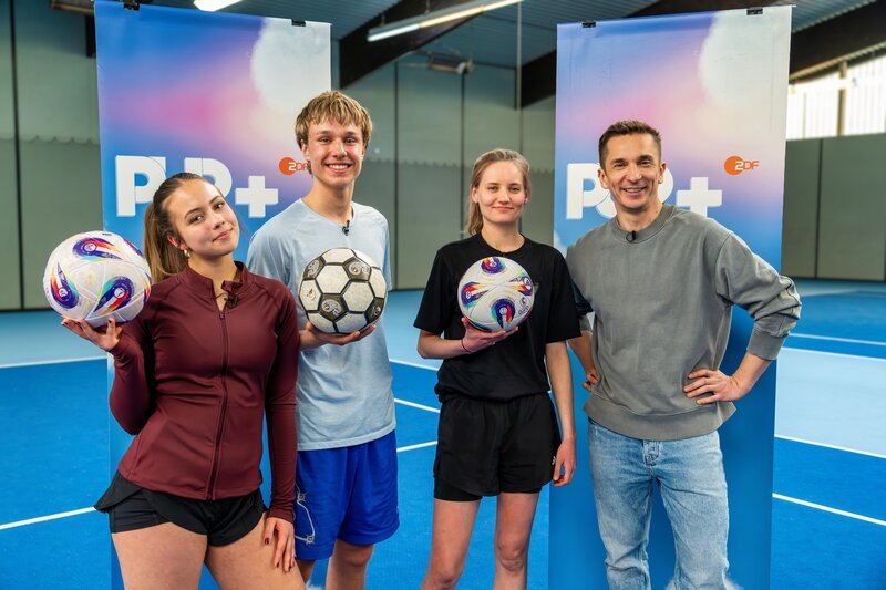 „PUR+“ Reporter Eric Mayer (r.) und Serafina Knapp (2.v.r.), Deutsche Meisterin im Fußballfreestyle, stellen den WGlern Lina (l.) und Jan (2.v.l.) eine Challenge: Wer schafft es nach einem Tag Training, eine bessere Kür im Fußballfreestyle zu präsentieren? – Bild: Florian Lippke /​ ZDF und Florian Lippke