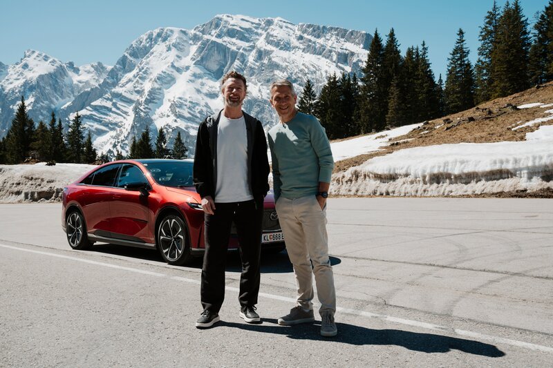 v.li.: Steffen Freund und Christian Nehiba posieren für ein Foto – Bild: ServusTV /​ Kirsten Frank /​ Grönländer