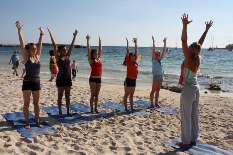 Die Mädchen-WG: Urlaub ohne Eltern. Weya, Bianca, Louisa, Buse und Maja mit Lehrerin (v.l.n.r.) beim Yoga am Strand – Bild: ZDF und e+u tv