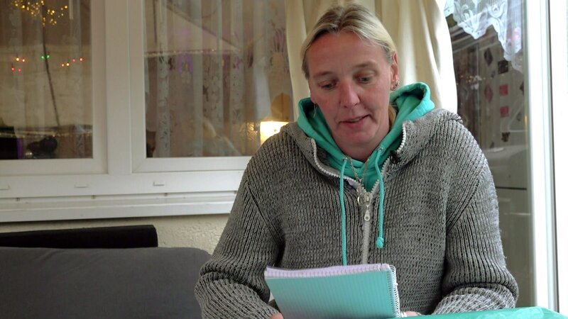 Auch Katrin hat einen Brief an die verstorbene Dagmar geschrieben – Bild: RTLZWEI