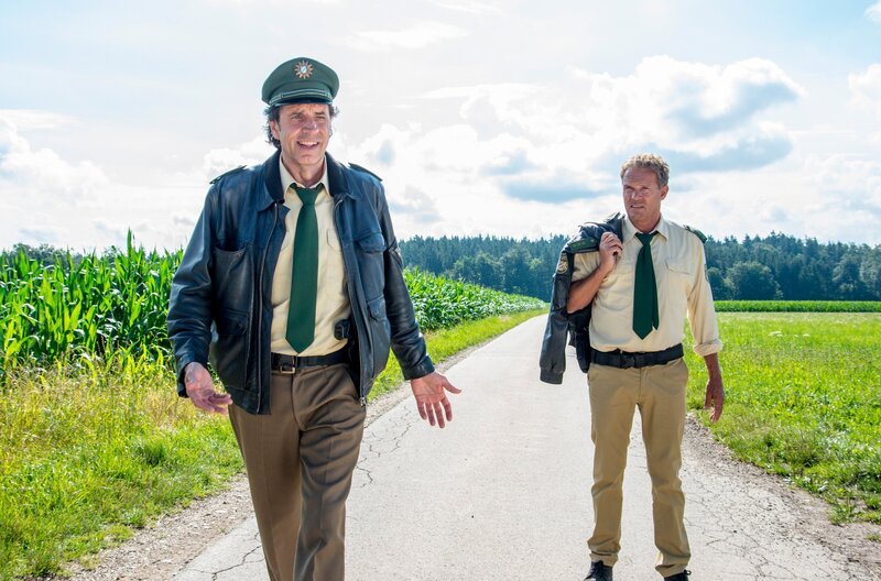 L-R: Johannes Staller (Helmfried von Lüttichau) und Franz Hubert (Christian Tramitz) – Bild: ARD/​TMG/​Marco Meenen
