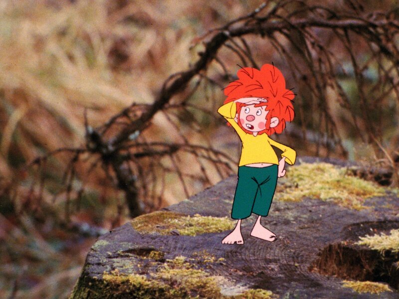 Weil ihm Meister Eder keine Geschichte erzählt, verlässt Pumuckl die Werkstatt. Im Hof hört er, wie Bärbels Mutter ihrer Tochter etwas von Hänsel und Gretel und einer Hexe berichtet. Ein gefundenes Fressen für den Kobold, er macht einen Ausflug in den Wald und beobachtet eine alte Frau beim Pilzesuchen. Etwa eine Hexe? – Bild: BR/​Infafilm GmbH/​Original-Entwurf „Pumuckl“-Figur: Barbara von Johnson