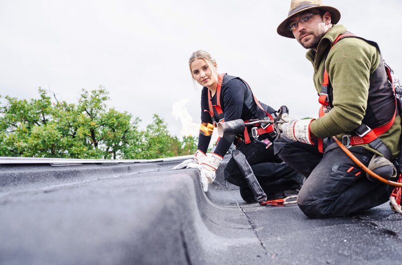 Beste Aussichten über den Dächern der Stadt: Dachdecker-Azubi Lorelay (l.) mit Ausbilder Christoph (r.). – Bild: WDR/​i&u Studios/​Ben Knabe /​ WDR Kommunikation/​Redaktion Bild
