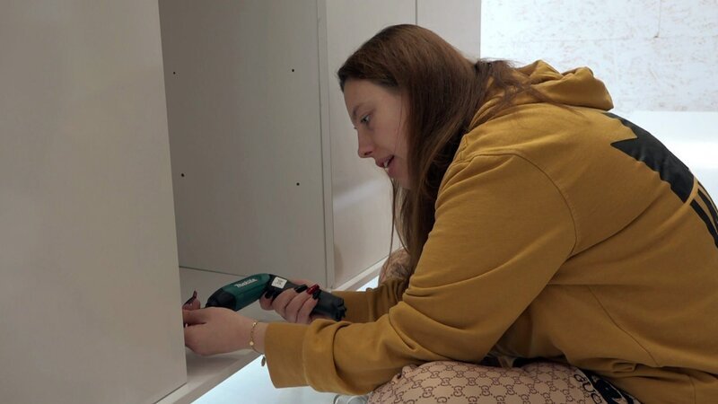 Make-Up Artist Janine war die letzten Tage mit Renovierungsarbeiten in ihrem geplanten Beautysalon beschäftigt. Nun sind diese fast gemeistert und es geht an die Möblierung. – Bild: RTLZWEI