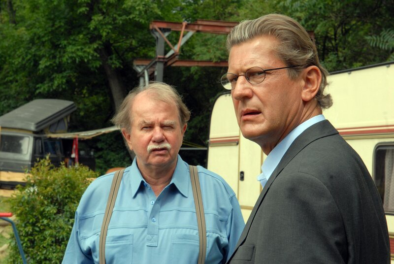 (v.li.): Ernst Konarek (Alfons Bergleitner), Georges Kern (Dr. Gerd Rosenbauer). – Bild: ORF/​Satel/​Hubert Mican
