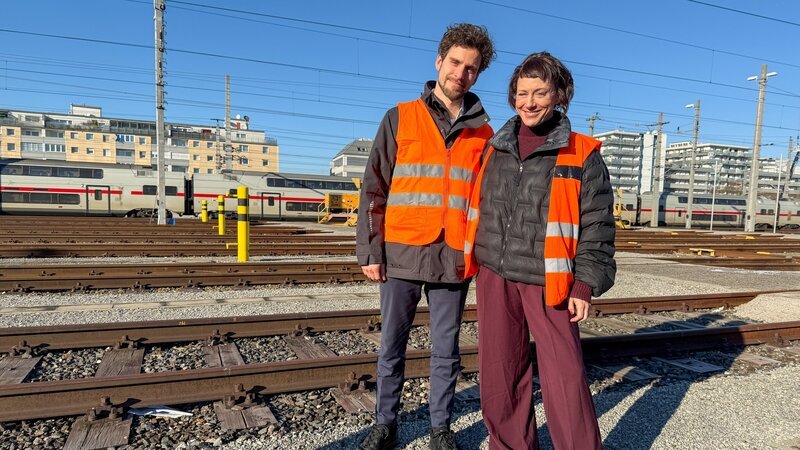 Esther und Lokführer Tim am Verschiebebahnhof in Wien. – Bild: ORF