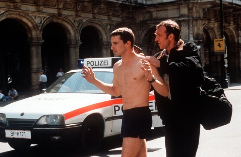 „Kommissar Rex“, „Rache.“ Nach fünf Jahren Gefängnis wird Peter Rogner aus der Haft entlassen. Er ist nur von einem einzigen Gedanken getrieben: Rache zu nehmen an Kommissar Brandtner, dem er seinen Gefängnisaufenthalt zu verdanken hat. Rogner entführt Rex und will den Hund töten. Doch Rex kann sich in letzter Sekunde befreien. Unterdessen sucht Brandtner nach Rex und gerät dabei in eine lebensgefährliche Lage. Im Bild (v.li.): Gedeon Burkhard (Alexander Brandtner), Jochen Nickel (Peter Rogner). – Bild: ORF