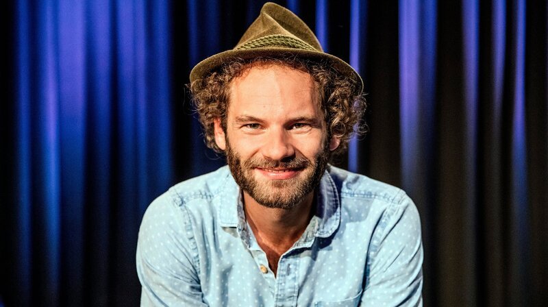 Kabarettist Maxi Schafroth feiert in diesem Jahr Premiere als Fastenredner auf dem Nockherberg. Weiteres Bildmaterial finden Sie unter www.br-foto.de. – Bild: BR/Fabian Stoffers Kabarettist Maxi Schafroth feiert in diesem Jahr Premiere als Fastenredner auf dem Nockherberg. Weiteres Bildmaterial finden Sie unter www.br-foto.de. – Bild: BR/Fabian Stoffers