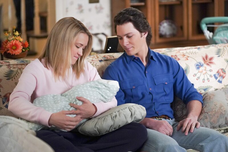 Mandy McAllister (Emily Osment, l.); Georgie Cooper (Montana Jordan, r.) – Bild: ORF/​PRO7/​Warner/​Sonja Flemming