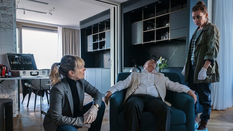 Es gibt ein prominentes Mordopfer zu beklagen, v.li.: Anna Pieri Zuercher als Kommissarin Isabelle Grandjean, David Chrisman als James McDermott, Carol Schuler als Kommissarin Tessa Ott. – Bild: SRF/​Sava Hlavacek