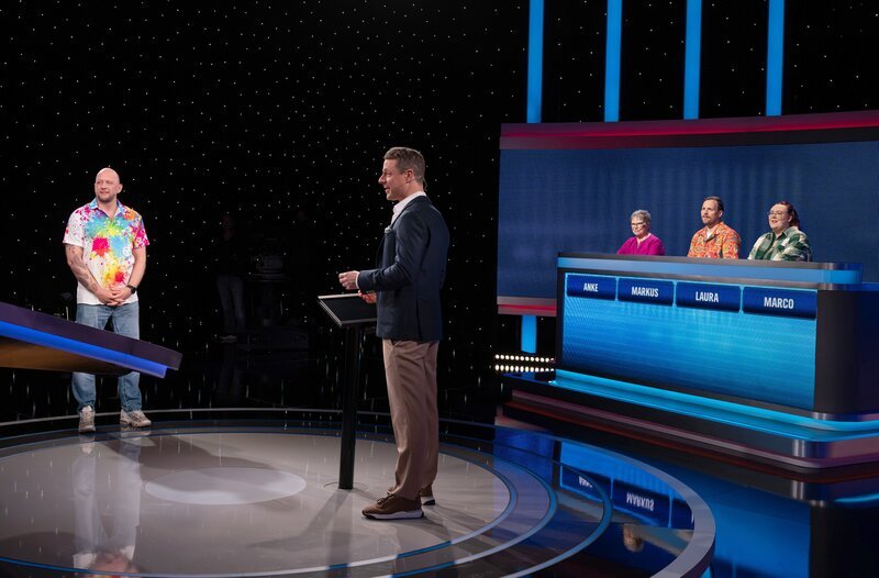 Moderator Alexander Bommes (M.) mit den Kandidat:innen: Marco Möhring (l.), Anke Kost (3.v.r.), Markus Willig (2.v.r.) und Laura Kleimann (r.). – Bild: ARD/​Uwe Ernst