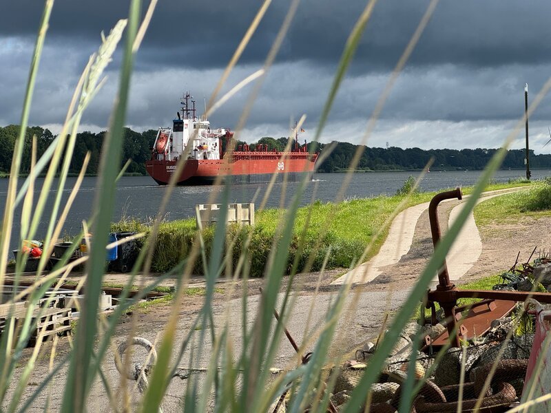 Während auf dem Kanal viel Verkehr ist, gehen an Land die Uhren anders. – Bild: ZDF und Henner Hebestreit