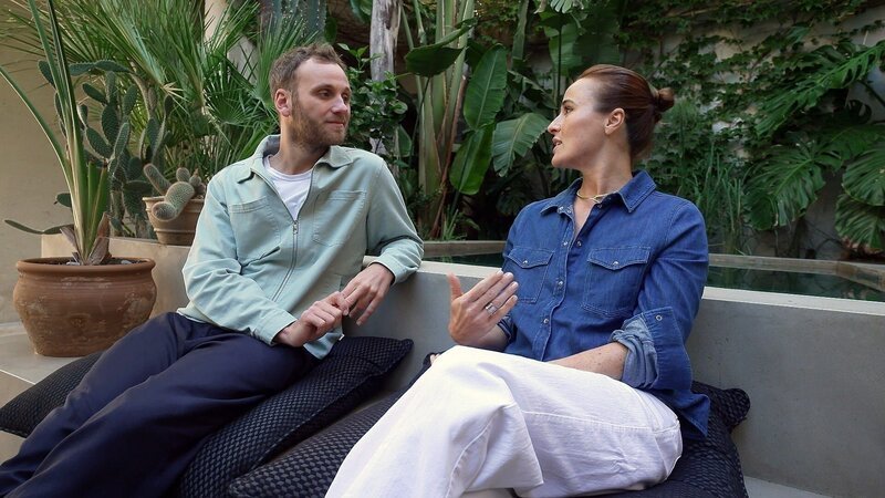 Grafikdesignerin Lena Lademann (r.) spricht mit Psychologe Leon Windschscheid (l.) über die zentrale Rolle des Themas Wohnen in ihrem Leben. – Bild: ZDF