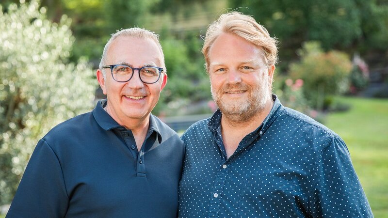 Hinter den Hecken Schlössli-Garten Staffel 7 Folge 4: Als Thomas Bodmer und Markus J. Frey in Hettenschwil AG ein altes Adelshaus übernahmen, machten sie es zum Schloss und das Gelände dahinter zum royalen Park. – Bild: SRF