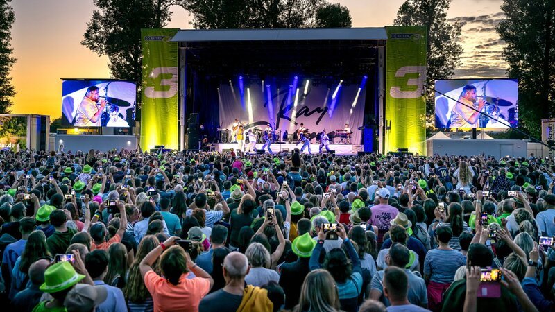 BAYERN 3-Abend in Herrieden: Ray Dalton. Begeistertes Publikum beim Konzert. – Bild: 3sat BAYERN 3-Abend in Herrieden: Ray Dalton. Begeistertes Publikum beim Konzert. – Bild: 3sat